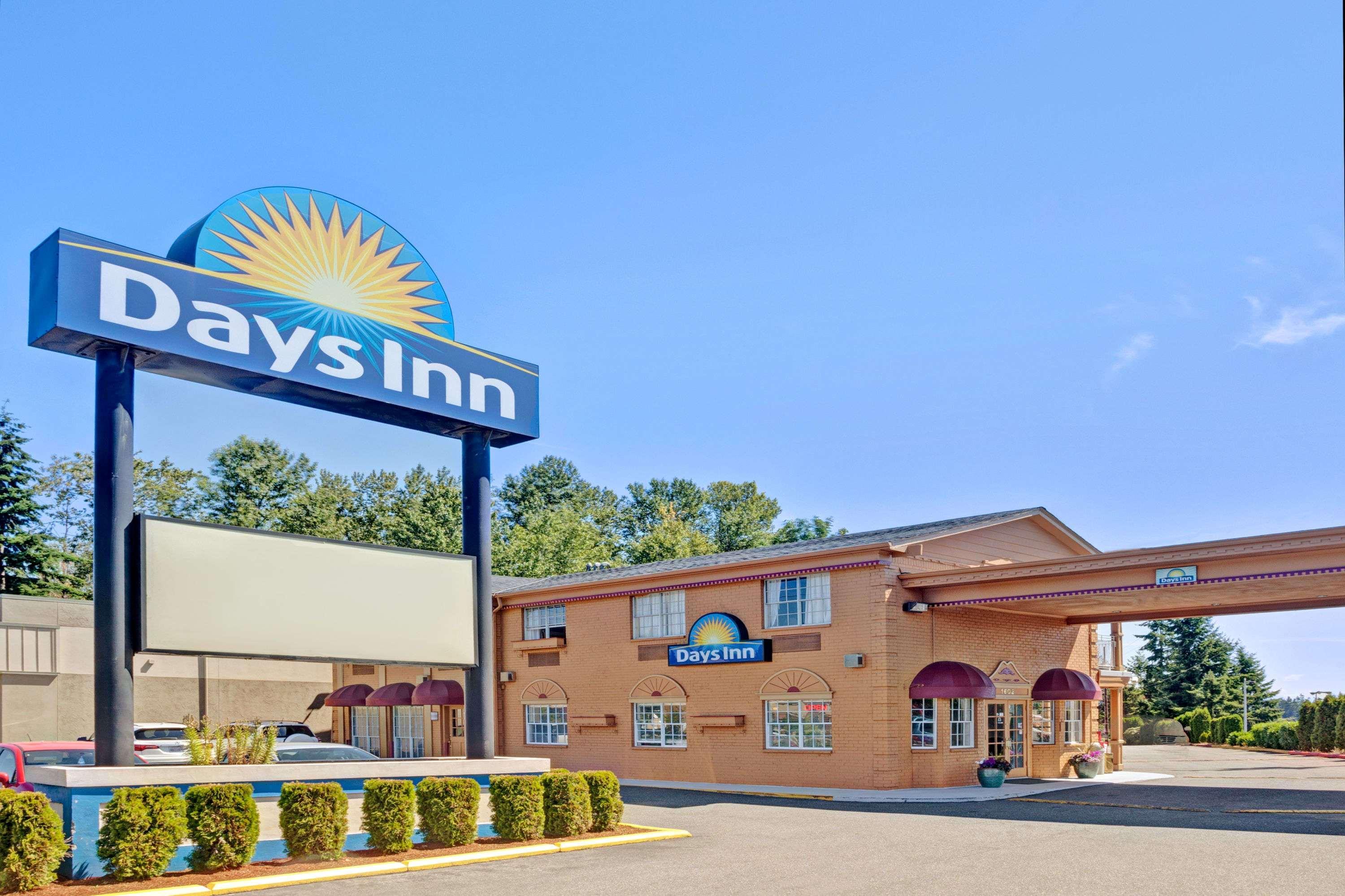 Days Inn By Wyndham Евърет Екстериор снимка