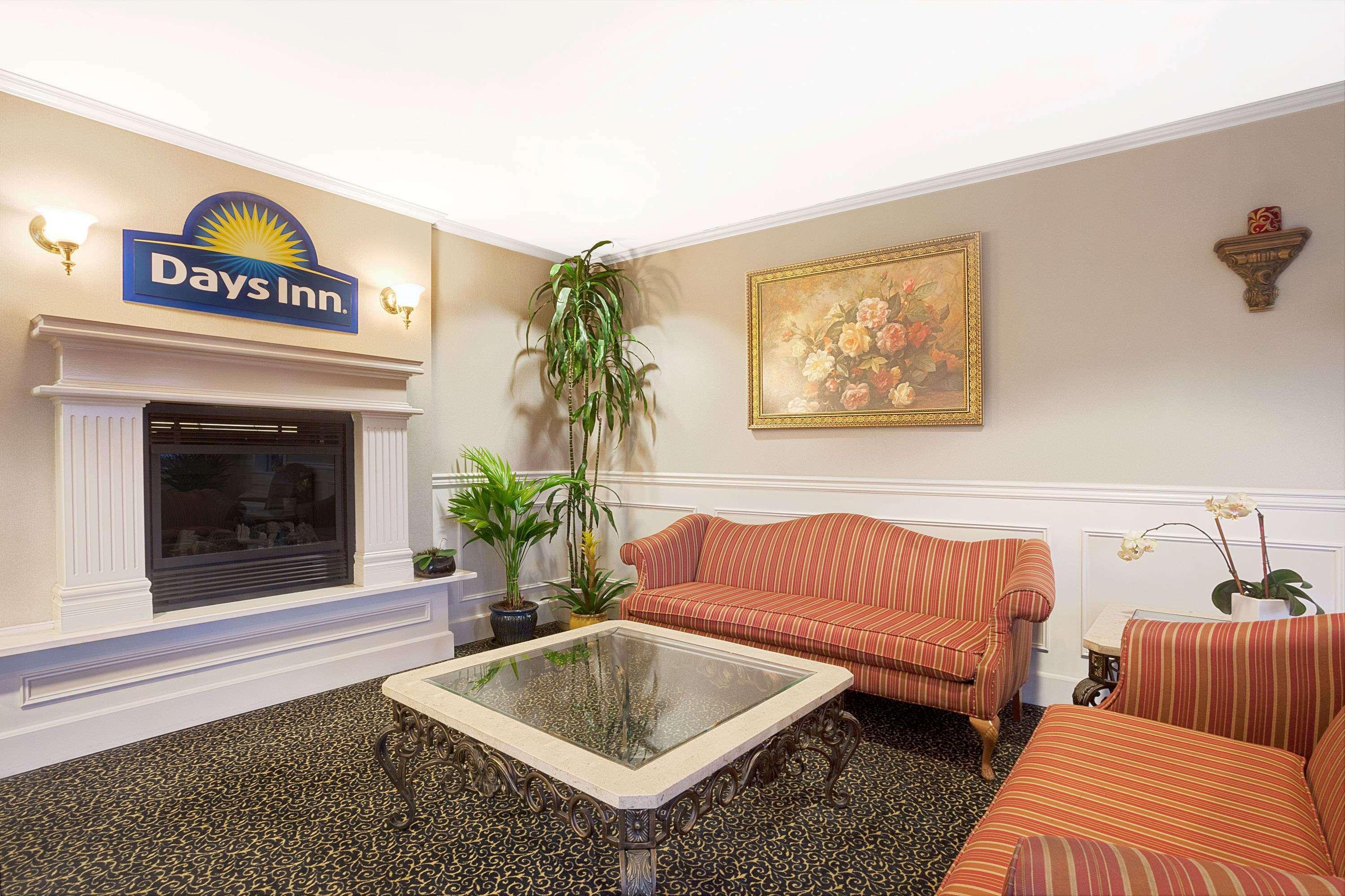 Days Inn By Wyndham Евърет Екстериор снимка